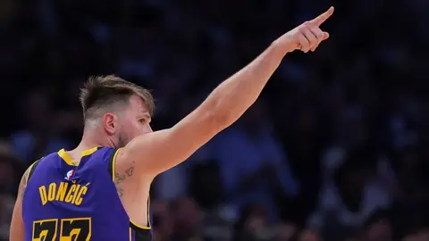 Luka Doncic consigue su primer triple doble con Lakers en su reencuentro con Mavericks