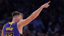 Luka Doncic consigue su primer triple doble con Lakers en su reencuentro con Mavericks