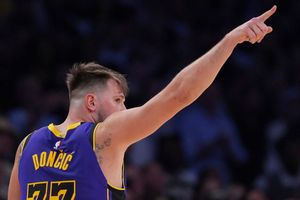 Luka Doncic consigue su primer triple doble con Lakers en su reencuentro con Mavericks