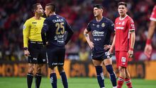 Comisión de Árbitros reconoce 'error' en polémico gol anulado a Chivas