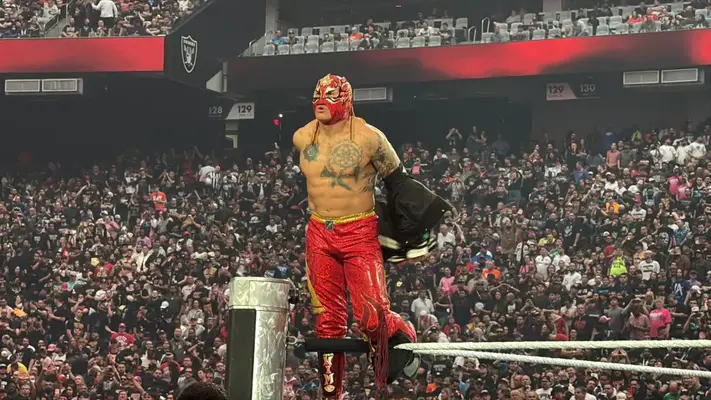 Triple H animó a Rey Fénix tras debut en Wrestlemania: "Es una estrella"