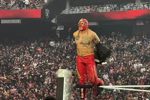 Triple H animó a Rey Fénix tras debut en Wrestlemania: "Es una estrella"