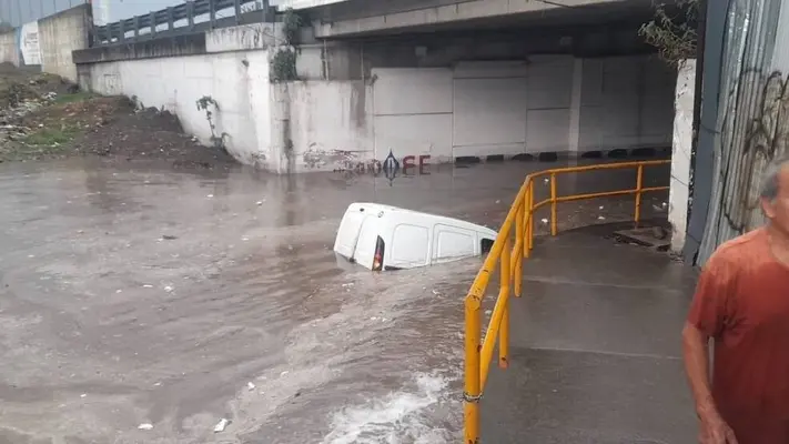 Inundaciones paralizan la Vía Morelos en Ecatepec