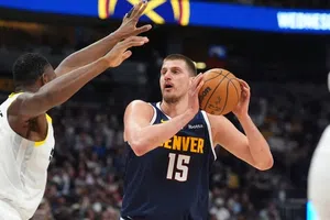 NBA: Nikola Jokic encesta 'irreal' triple en la victoria por paliza en victoria de los Nuggets a Jazz