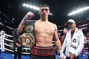 Dimitry Bivol rechazó oferta millonaria para pelear vs Benavidez