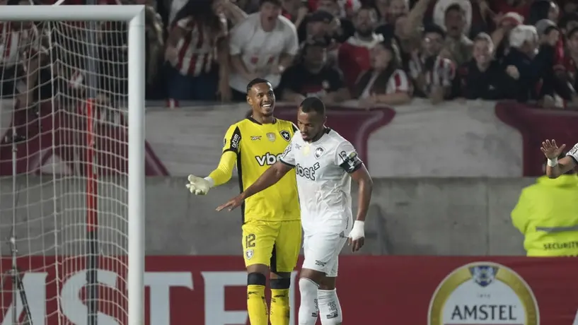Increíble 'oso' del portero John Victor le cuesta caro a Botafogo en derrota ante Estudiantes