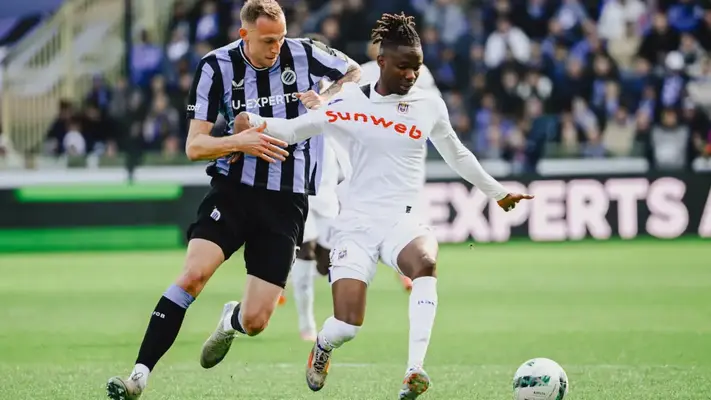 Con Chino Huerta como recambio, Anderlecht estrenó técnico con derrota ante Brujas