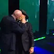 Triple H da polémico beso en la boca a Shawn Michaels y desata furor en redes sociales