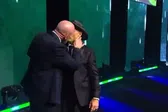 Triple H da polémico beso en la boca a Shawn Michaels y desata furor en redes sociales