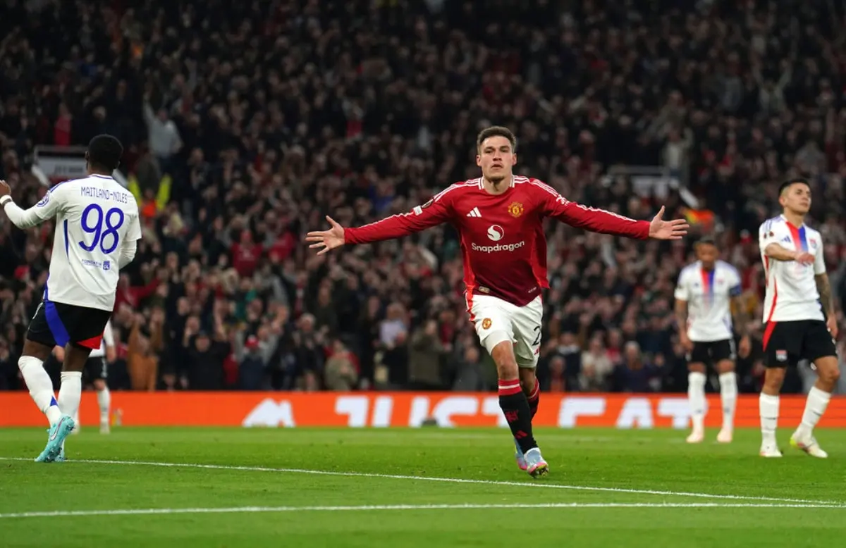 Manuel Ugarte festeja un gol con Manchester United I AP