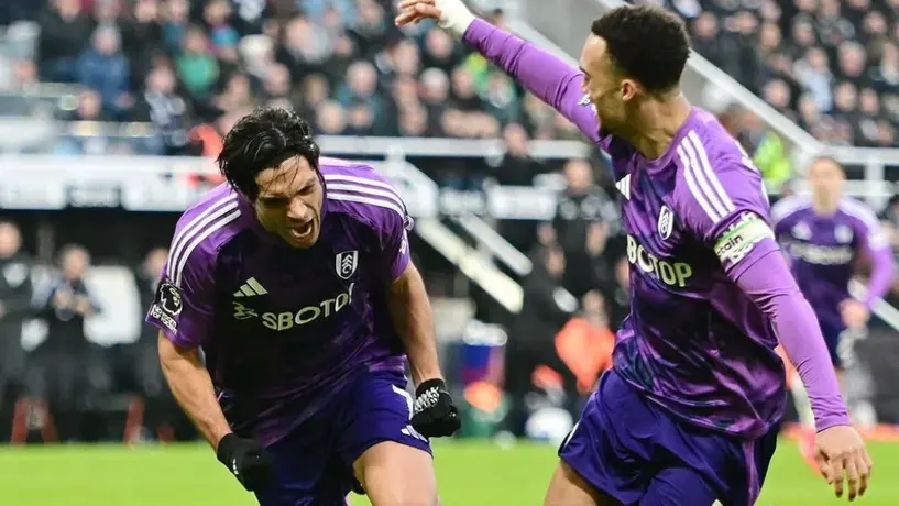 ¡Uno más! Raúl Jiménez marca gol en victoria del Fulham al Brentford