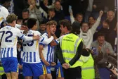 Brighton vence al campeón Liverpool con gol de último minuto de Jack Hinshelwood
