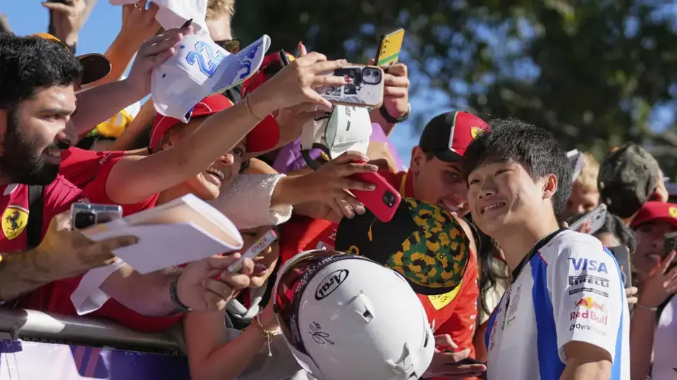 Zak Brown lanza dardo a Red Bull y destaca a Yuki Tsunoda por encima de Liam Lawson