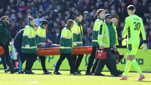 Jean-Philippe Mateta es mandado al hospital tras brutal entrada del portero de Millwall