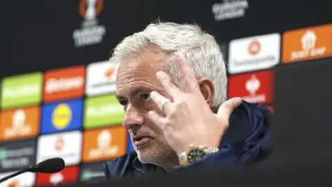 José Mourinho se vuelve loco y toma de la nariz a Okan Buruk