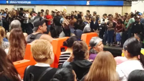 VIDEO: Señora se arroja a las vías del Metro de la Línea 2; conductor logra frenar a tiempo