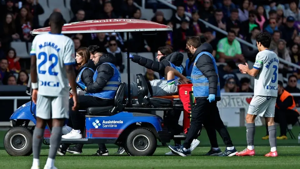 Tomás Conechny, jugador del Alavés, fue trasladado al hospital tras choque de cabezas con Gavi