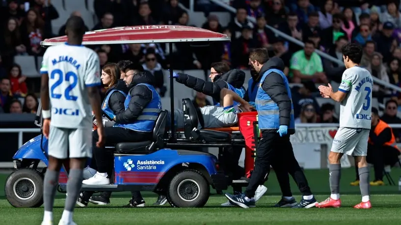 Tomás Conechny, jugador del Alavés, fue trasladado al hospital tras choque de cabezas con Gavi