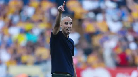 Guido Pizarro recibe emotivo mensaje de su hermano y mosaico de la afición previo a Tigres vs Santos