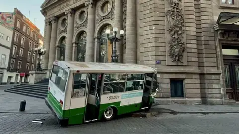 Micro choca y queda en escalinatas del Congreso capitalino, en el Centro Histórico