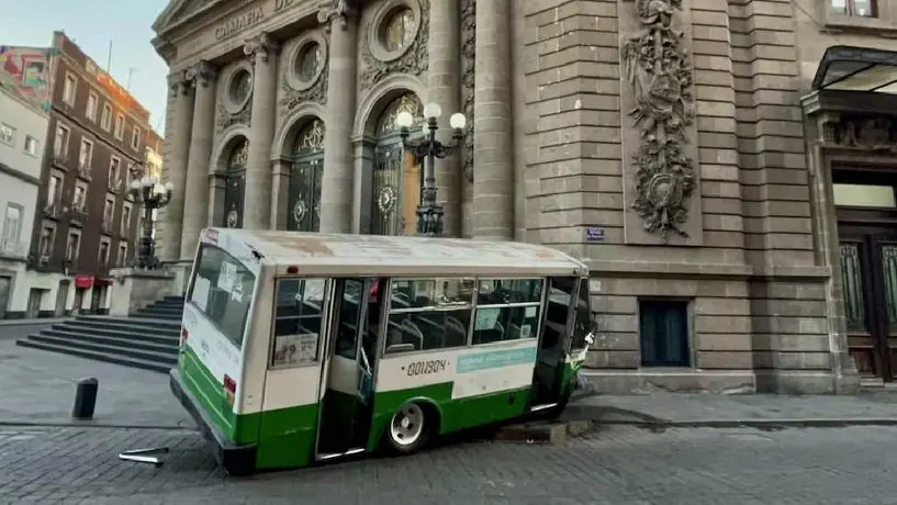Micro choca y queda en escalinatas del Congreso capitalino, en el Centro Histórico
