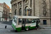 Micro choca y queda en escalinatas del Congreso capitalino, en el Centro Histórico