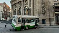 Micro choca y queda en escalinatas del Congreso capitalino, en el Centro Histórico