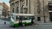 Micro choca y queda en escalinatas del Congreso capitalino, en el Centro Histórico