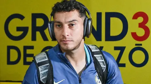 Así atiende Sebastián Cáceres a su novia Alana