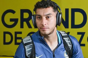 Así atiende Sebastián Cáceres a su novia Alana