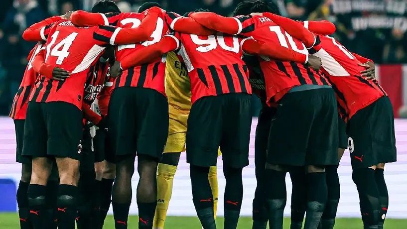 Santiago Giménez utilizaría un dorsal histórico en el Milan