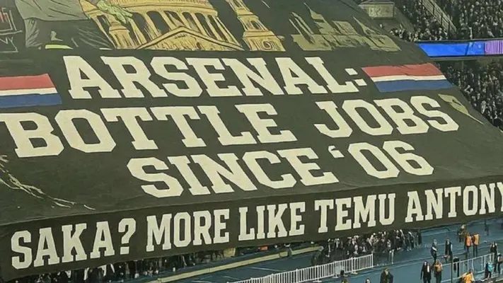 Afición de PSG lanza mensaje en tifo a Bukayo Saka: "Un Antony de Tem..."