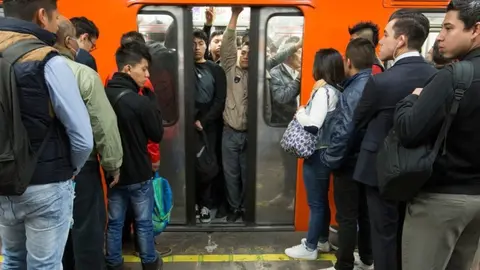 Usuarios reportan desalojo de tren en la estación Acatitla en Metro de la CDMX