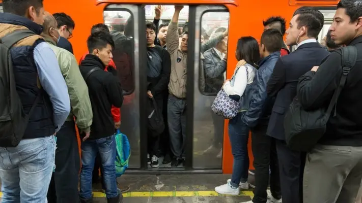 Usuarios reportan desalojo de tren en la estación Acatitla en Metro de la CDMX