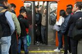 Usuarios reportan desalojo de tren en la estación Acatitla en Metro de la CDMX