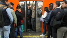 Usuarios reportan desalojo de tren en la estación Acatitla en Metro de la CDMX