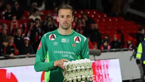 Portero en el futbol noruego recibió huevos como premio al MVP