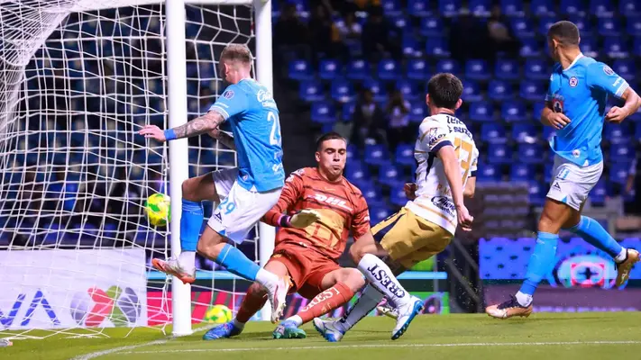 Cruz Azul vence a Pumas y dormirá como sublíder en el Clausura 2025