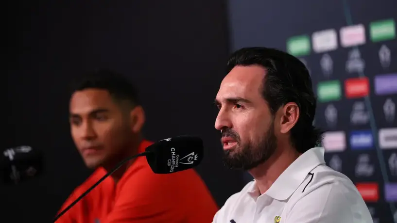 Ricardo La Volpe aseguró que Gerardo Espinoza "no tiene espalda" para dirigir a Chivas