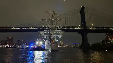 Buque mexicano de escuela ARM Cuauhtémoc choca con el Puente de Brooklyn en Nueva York