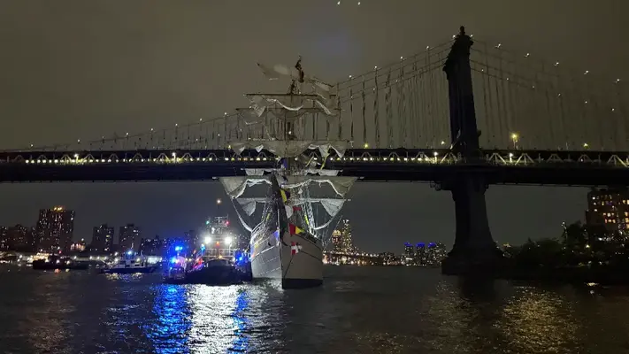 Buque mexicano de escuela ARM Cuauhtémoc choca con el Puente de Brooklyn en Nueva York
