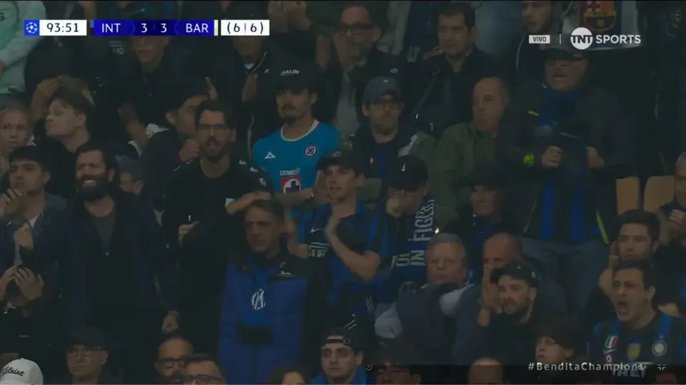 ¿Maldición celeste? Aficionado de Cruz Azul apoyó al Barça… y la ‘cruzazulearon’