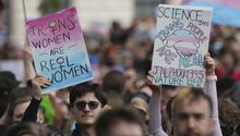 Tribunal prohíbe a mujeres transgénero jugar en equipos femeniles de futbol en Inglaterra