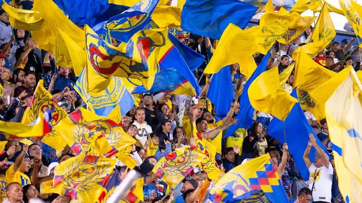 Aficionados extranjeros del América se vuelven virales por recolectar vasos ante Necaxa