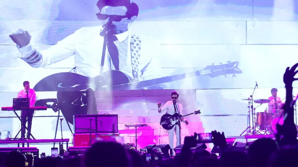 VIDEO: Drake Bell corre a su ingeniero de audio en pleno show en la Feria de Puebla 2025