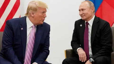 Donald Trump ahora amenaza a Rusia con aranceles hasta que haga las paces con Ucrania