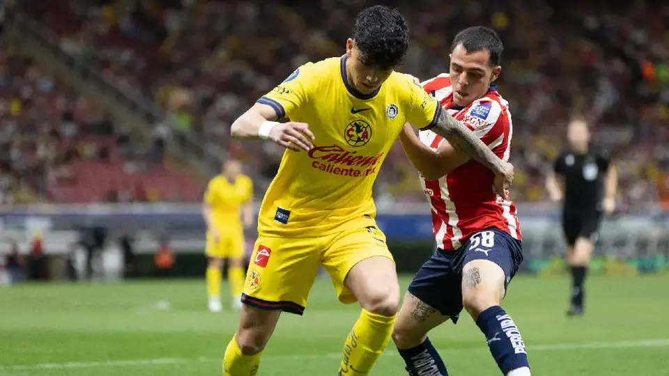 Kevin Álvarez sufre herida tras botellazo lanzado desde la tribuna en el Clásico Nacional