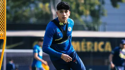 ¿Y esto? Aficionado del América lleva figura de cuerpo completo de jugador