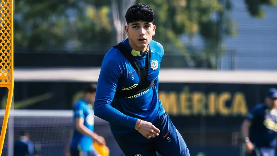 ¿Y esto? Aficionado del América lleva figura de cuerpo completo de jugador