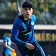¿Y esto? Aficionado del América lleva figura de cuerpo completo de jugador